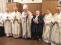 Uroczystość z udziałem biskupa i duchownych. Wśród nich stoi kobieta, która jest wdową konsekrowaną.