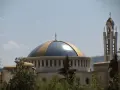 Imponująca kopuła i wieża kościelna symbolizują bogatą albania religia.
