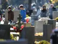 Ludzie odwiedzają groby, zapalają znicze. W powietrzu unosi się dym, symbolizujący modlitwę o odpust zupełny.