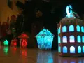 Kolorowe lampiony, jak te na roratach, rozświetlają mrok. Dzieci niosą je w procesji, tworząc magiczny widok.
