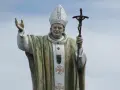Pomnik Jana Pawła II z krzyżem. Zastanawiamy się, ile języków znał Jan Paweł II, który przemawiał do świata.