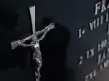 Trwałe mocowanie krzyża do pomnika: Metody, kleje i porady