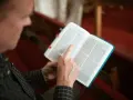 Mężczyzna czyta Biblię, szukając duchowego pokarmu, niczym manna z nieba.