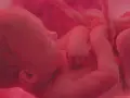 Dziecko w łonie matki, otoczone pępowiną. Obraz symbolizuje modlitwę w intencji nienarodzonego dziecka i jego zdrowia.