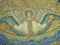 Mozaika przedstawiająca Archanioła Rafała z laską i kulą, na tle fal i gwiazd.