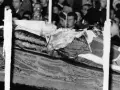 Pius XII w szatach, przygotowany do balsamowania. Tłum ludzi w tle.