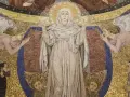 Wielobarwna mozaika przedstawia Matkę Boską otoczoną przez anioły i wiernych, symbolizującą kult maryjny.