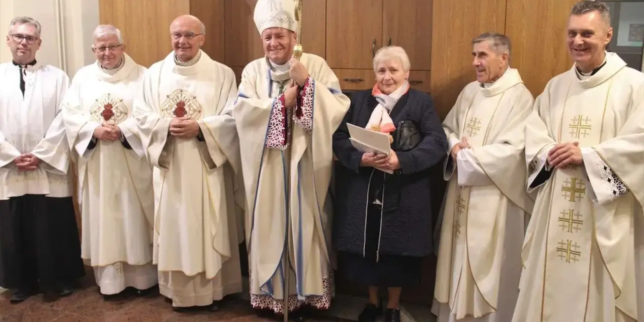 Uroczystość z udziałem biskupa i duchownych. Wśród nich stoi kobieta, która jest wdową konsekrowaną.
