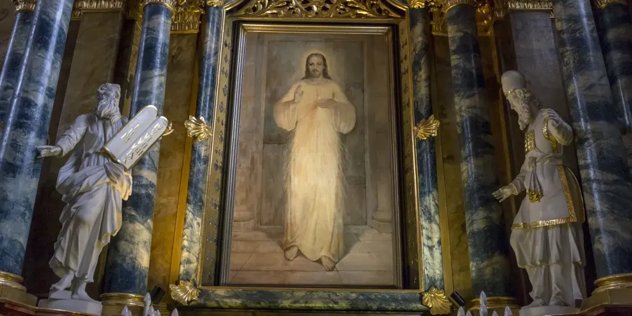 Obraz Jezusa Miłosiernego w ołtarzu, flankowany posągami Mojżesza i proroka. Napis "Jezu ufam Tobie!" głosi wiarę, którą pielęgnowali jezuici.
