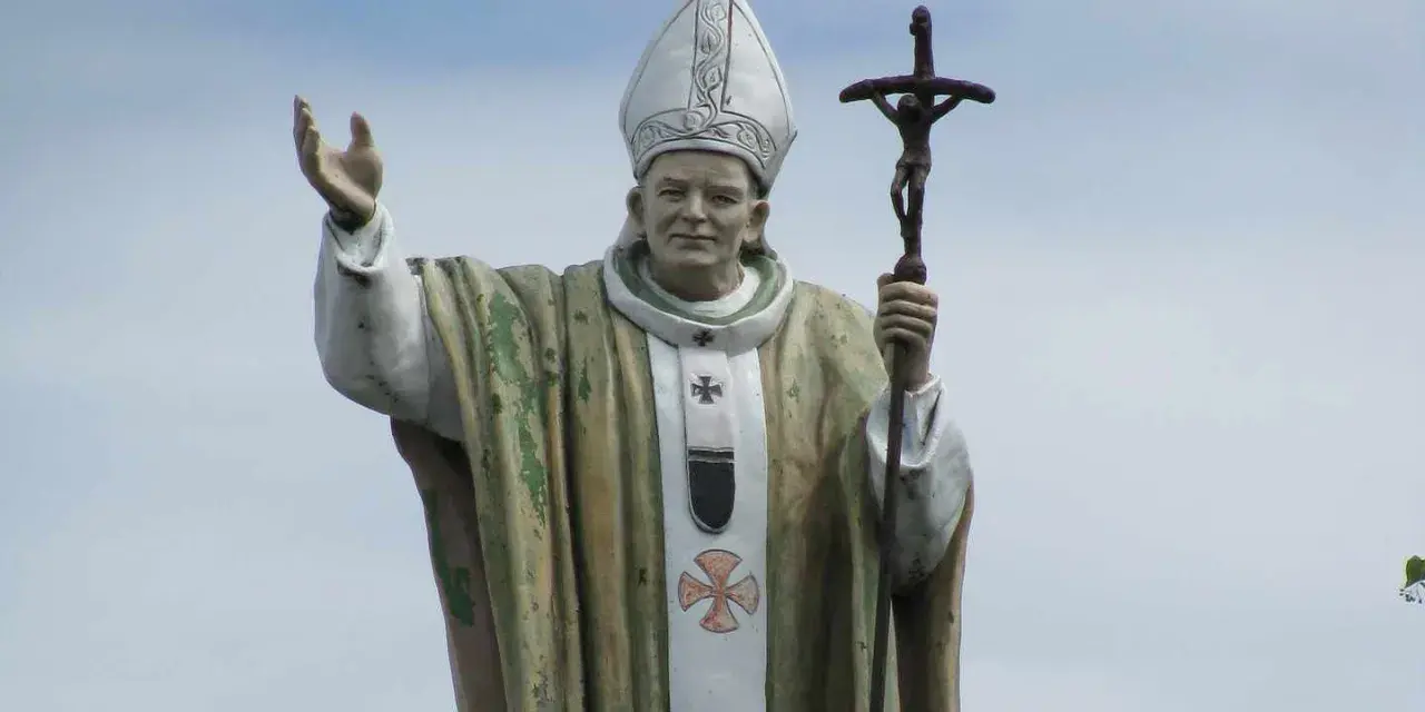 Pomnik Jana Pawła II z krzyżem. Zastanawiamy się, ile języków znał Jan Paweł II, który przemawiał do świata.