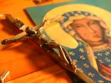 Krzyż i obraz Matki Bożej, symbol nadziei w modlitwie do Matki Bożej w problemach finansowych.