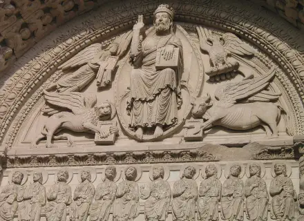 Kamienna płaskorzeźba przedstawia Chrystusa z symbolami ewangelistów: lew (Marek), orzeł (Jan), anioł (Mateusz), wół (Łukasz). Poniżej siedzi dwunastu apostołów.