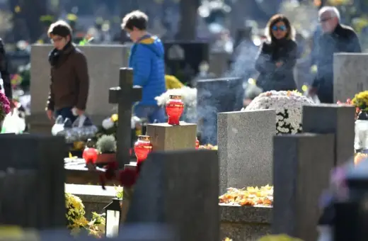 Ludzie odwiedzają groby, zapalają znicze. W powietrzu unosi się dym, symbolizujący modlitwę o odpust zupełny.