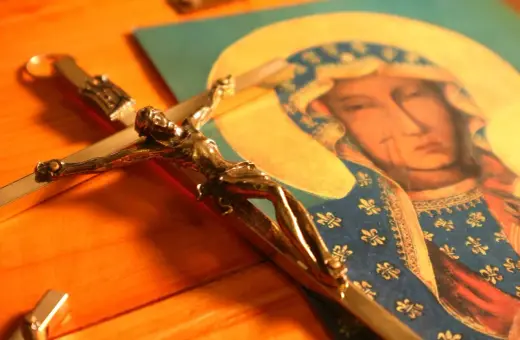 Krzyż i obraz Matki Bożej, symbol nadziei w modlitwie do Matki Bożej w problemach finansowych.