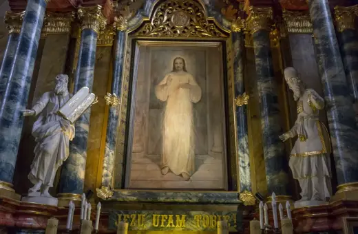 Obraz Jezusa Miłosiernego w ołtarzu, flankowany posągami Mojżesza i proroka. Napis "Jezu ufam Tobie!" głosi wiarę, którą pielęgnowali jezuici.