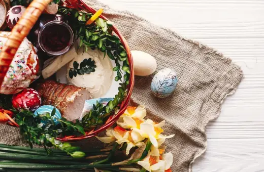 Koszyk z tradycyjnymi święconkami na Wielką Sobotę: chleb, kiełbasa, jajka, chrzan i babka.