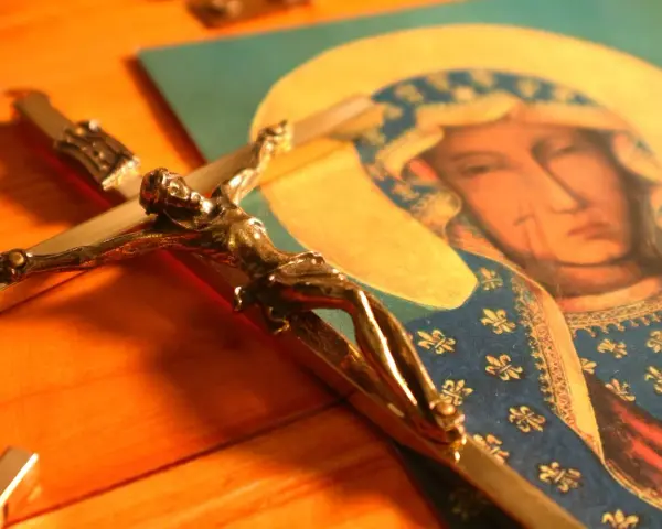 Krzyż i obraz Matki Bożej, symbol nadziei w modlitwie do Matki Bożej w problemach finansowych.