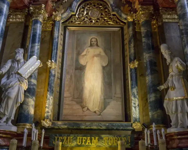 Obraz Jezusa Miłosiernego w ołtarzu, flankowany posągami Mojżesza i proroka. Napis "Jezu ufam Tobie!" głosi wiarę, którą pielęgnowali jezuici.