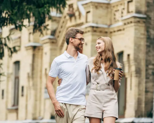 Szczęśliwa para spaceruje, trzymając kawę. Może to znak, że modlitwa do św. Antoniego o dobrego męża zostanie wysłuchana.