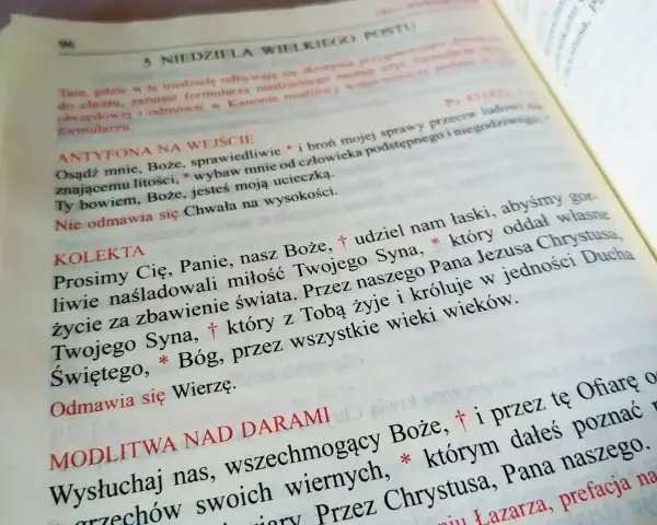 Najpiękniejsze modlitwy wiernych: tekst z księgi liturgicznej, zawiera modlitwy na 5. Niedzielę Wielkiego Postu.