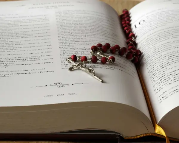Modlitwa za zmarłą żonę. Różaniec na otwartej księdze, symbol wiary i pamięci.