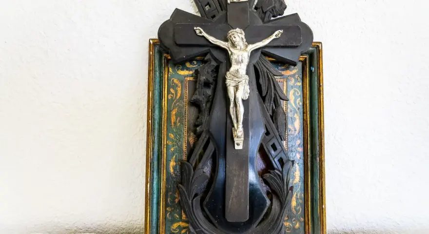Krzyż Pasyjny: Symbolika Arma Christi i jej znaczenie
