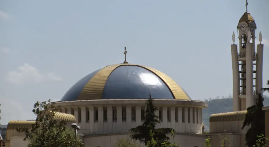 Imponująca kopuła i wieża kościelna symbolizują bogatą albania religia.