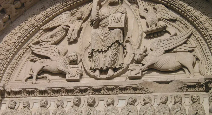 Kamienna płaskorzeźba przedstawia Chrystusa z symbolami ewangelistów: lew (Marek), orzeł (Jan), anioł (Mateusz), wół (Łukasz). Poniżej siedzi dwunastu apostołów.