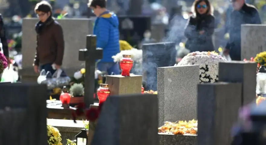 Ludzie odwiedzają groby, zapalają znicze. W powietrzu unosi się dym, symbolizujący modlitwę o odpust zupełny.