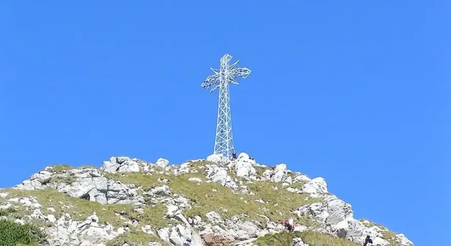 Krzyż na Giewoncie: Kiedy i dlaczego rozbłyska światłem?