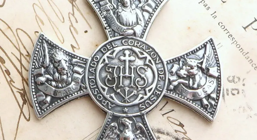 Srebrny krzyż z symbolami ewangelistów: lew (św. Marek), anioł (św. Mateusz), wół (św. Łukasz) i orzeł (św. Jan).