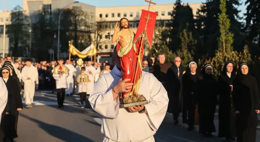 Procesja z figurą Chrystusa. Wiele osób, w tym zakonnice i księża, idzie ulicą. To część obchodów, które przypominają, ile trwa okres wielkanocny.