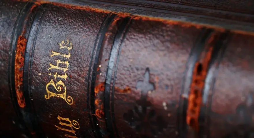 Stara, skórzana oprawa Biblii. Złoty napis "Bible" i zdobienia. W tej księdze znajdziemy historie o tym, jak zginęli apostołowie.
