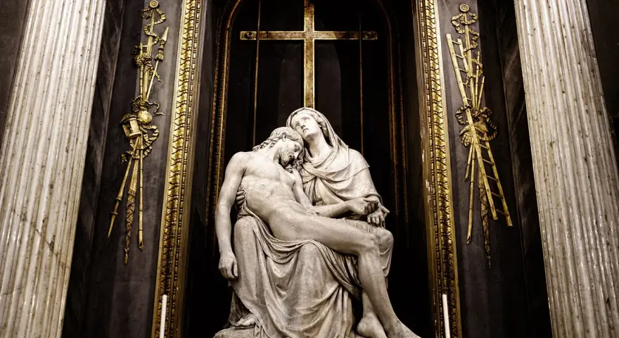 Kamienna Pieta w kościele, symbol cierpienia i miłości matczynej, przypomina o trudnych dniach powszednich i nadziei.