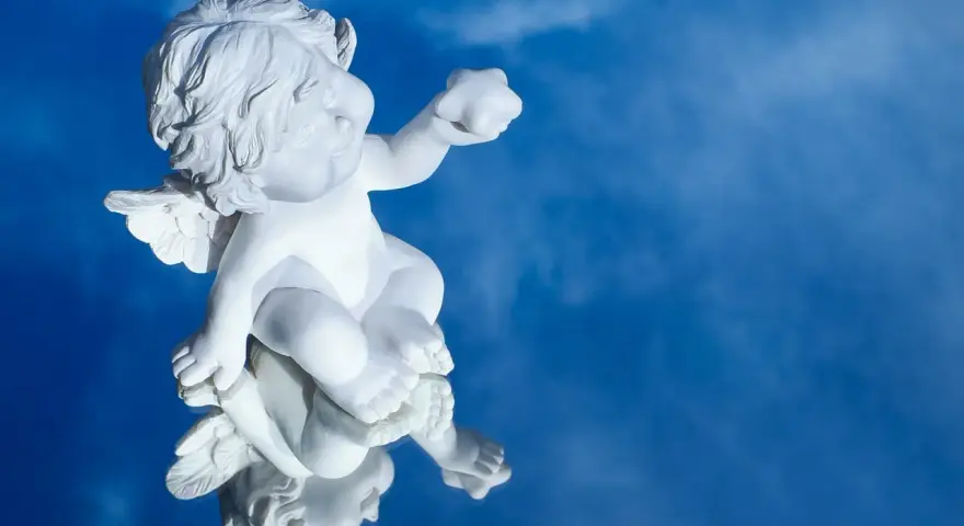 Biały cherubin na tle błękitnego nieba, odbijający się w lustrzanej powierzchni. Symbolizuje różne rodzaje modlitwy, od błagania po dziękczynienie.