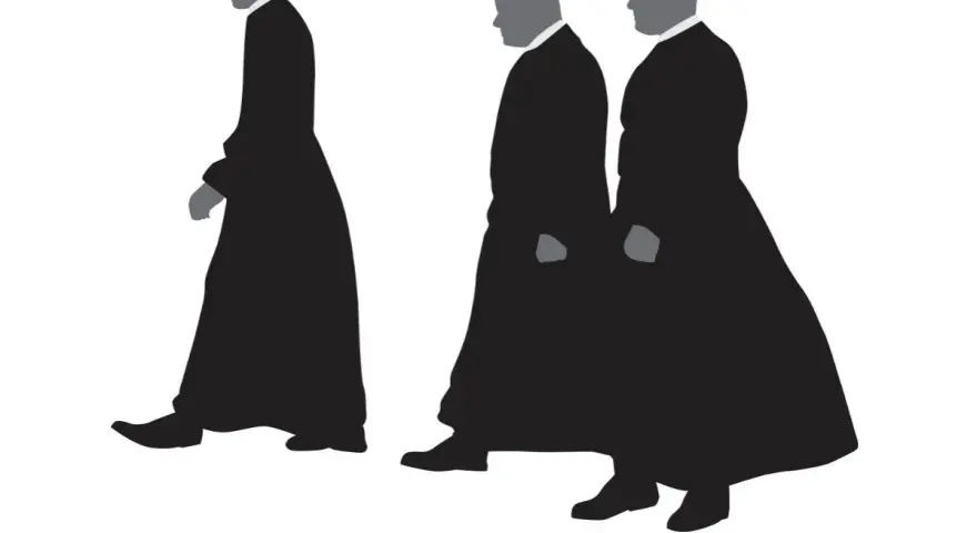 Trzech mężczyzn w czarnych, długich szatach, przypominających stroje duchownych. Kim jest kanonik? To godność kościelna, często związana z katedrą.