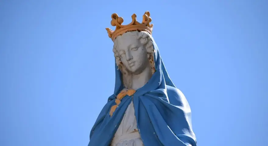 Posąg Matki Bożej z koroną na głowie, spoglądającej w dół. Jak w psalm 121, jej pomoc przychodzi z nieba.