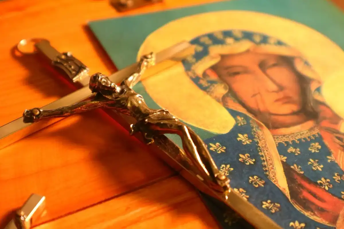 Krzyż i obraz Matki Bożej, symbol nadziei w modlitwie do Matki Bożej w problemach finansowych.