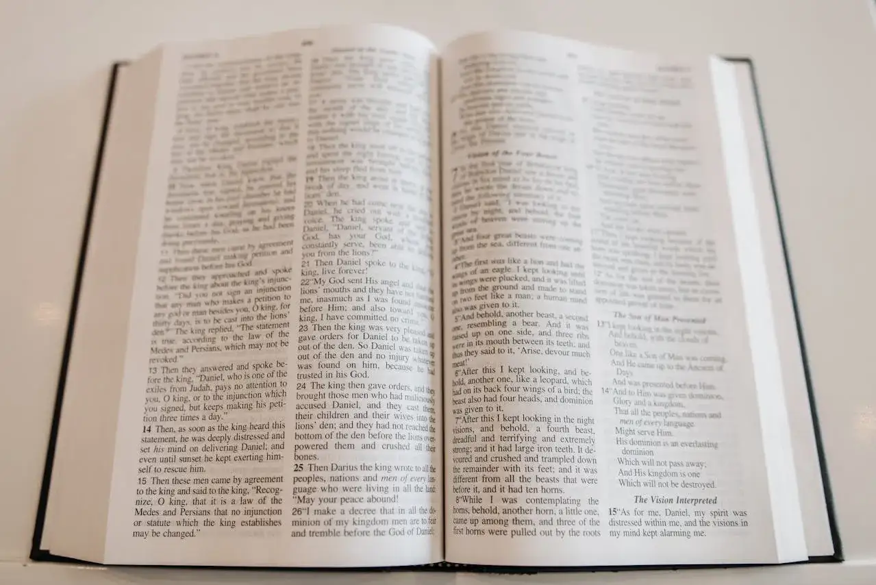 Otwarta Biblia, na stronach której widnieje tekst, w tym fragmenty nawiązujące do pieśni Dawida.