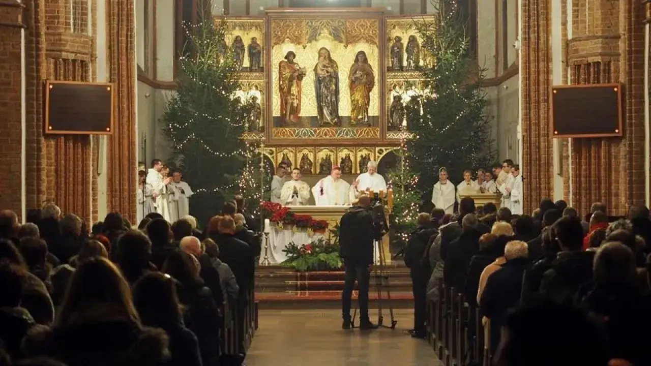 Uroczysta msza w kościele, z udziałem duchownych i wiernych. To ważny element religia w polsce, szczególnie podczas świąt.