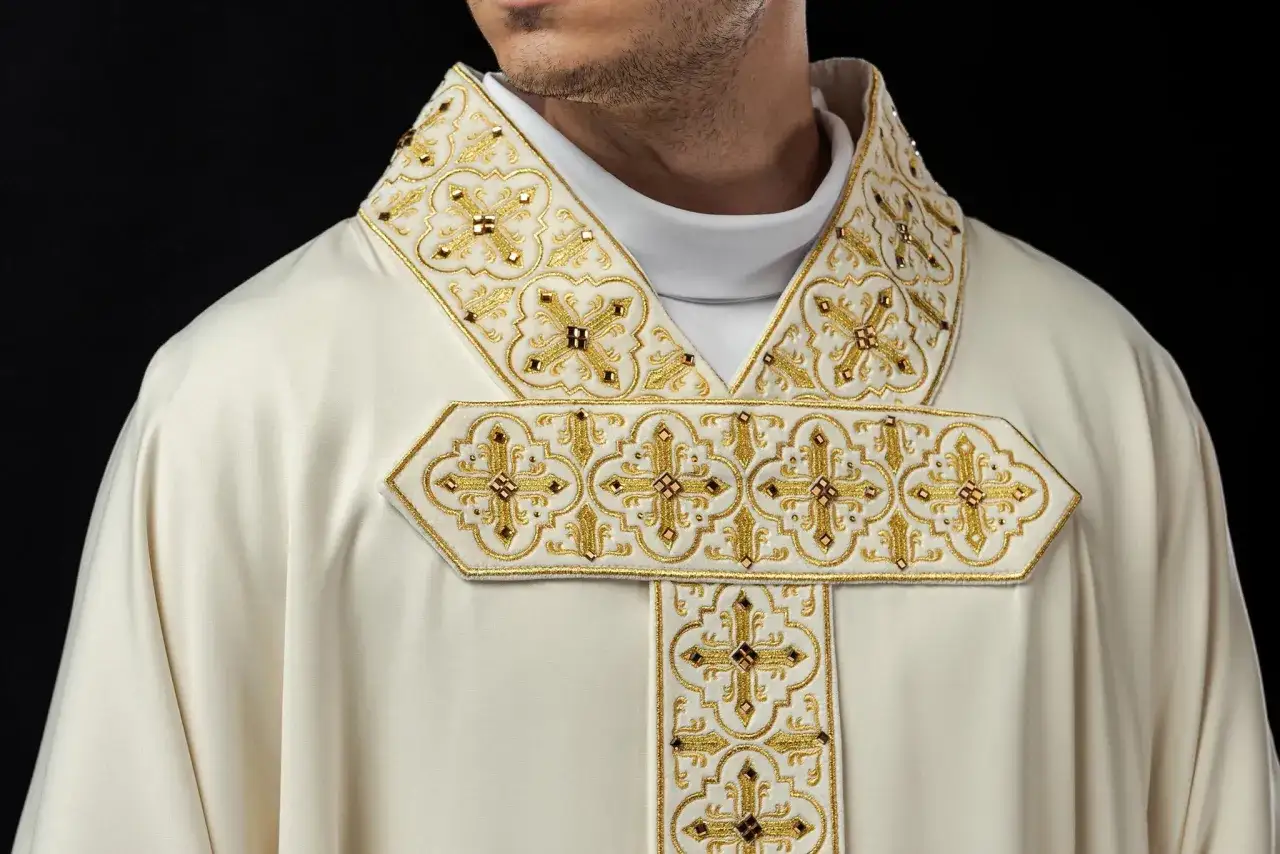 Biała szata liturgiczna z bogatymi złotymi haftami i kamieniami. Symbolizuje najpiękniejsze modlitwy wiernych.